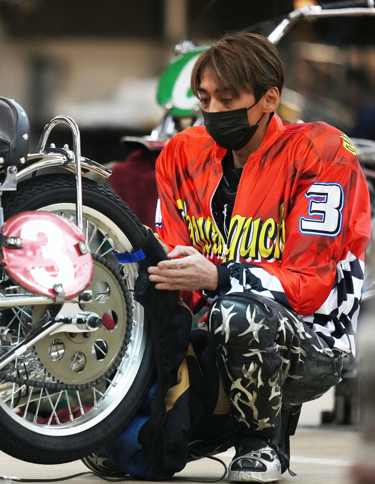 レースに向け準備をする森（撮影・横山健太）
