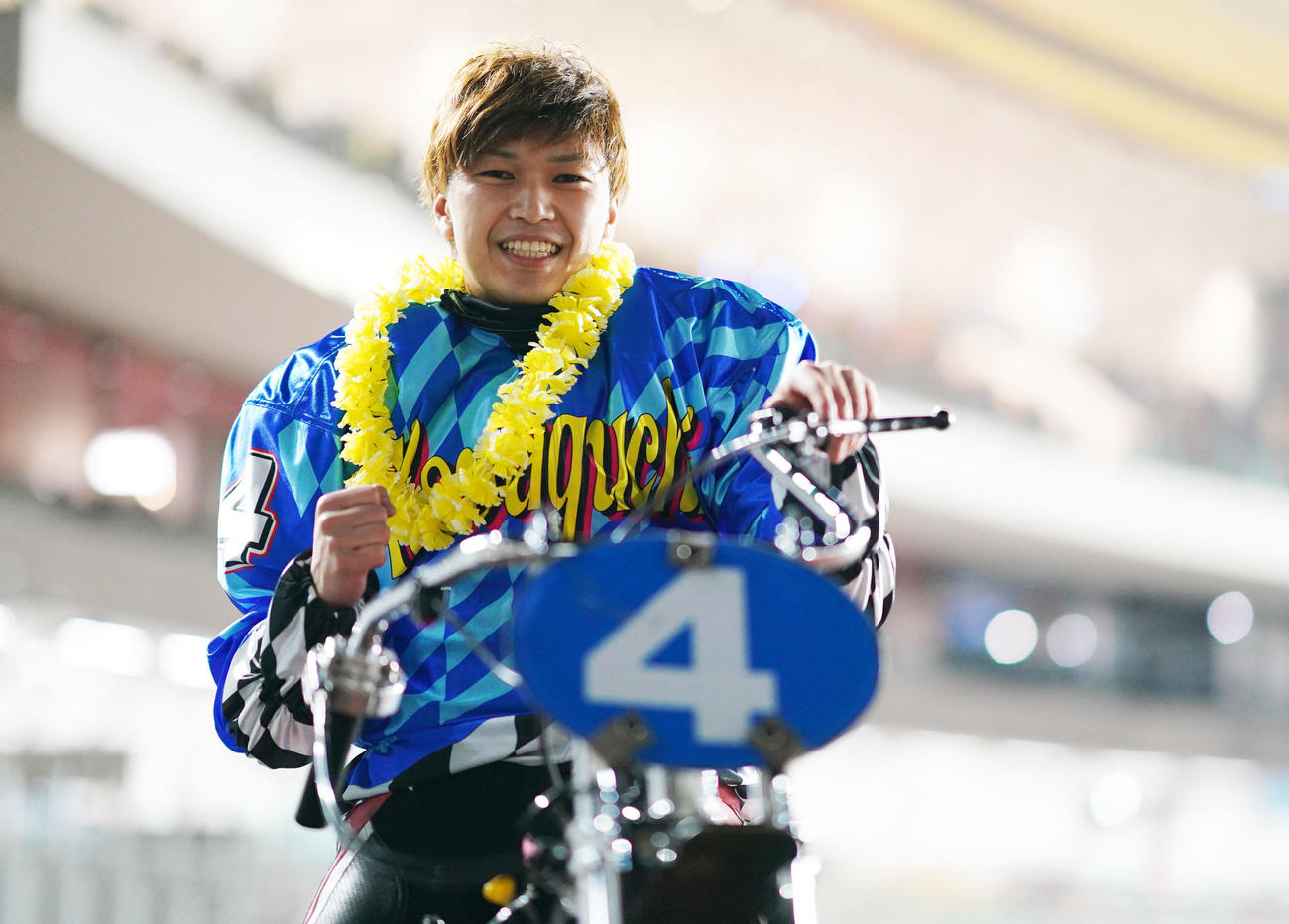 優勝を果たし笑顔を見せる上和田（撮影・横山健太）