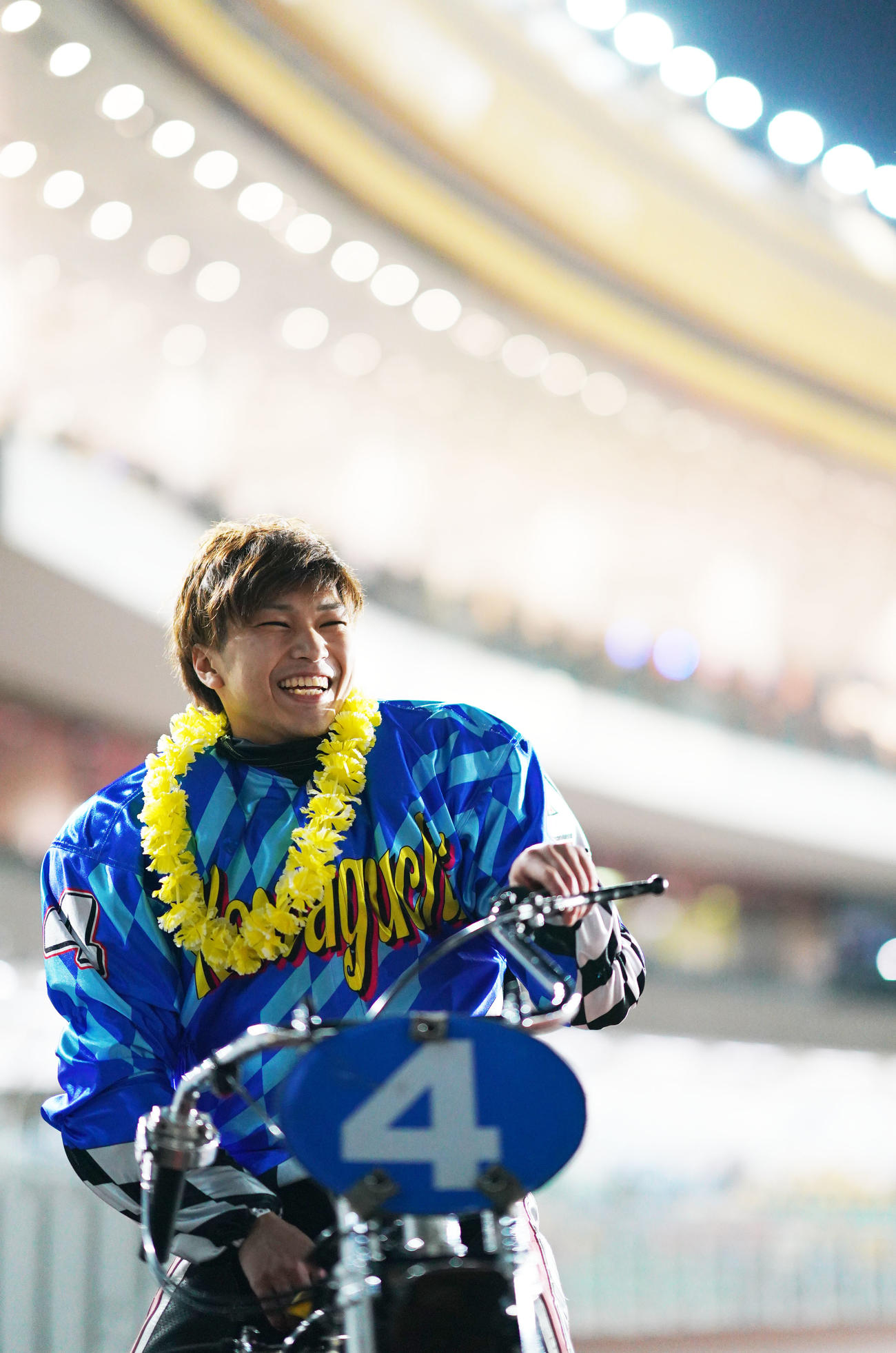 優勝を果たし笑顔を見せる上和田（撮影・横山健太）