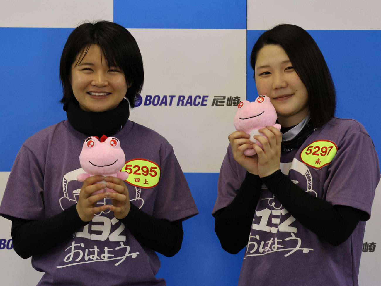 田上凜（写真左）と地元から南彩寧（右）がデビュー戦を迎えて、尼崎市よりピンクル人形が贈呈された