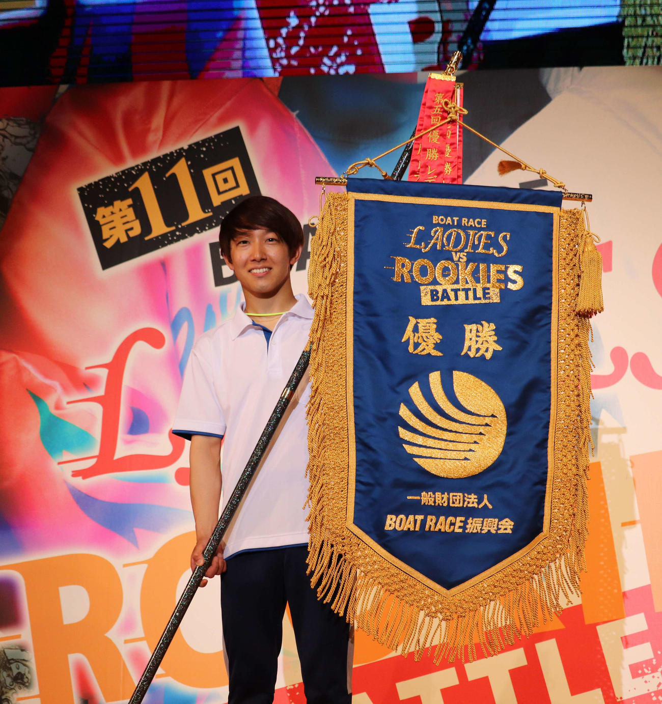 団体戦はルーキーズが優勝。男子キャプテンの石原翼が優勝旗を受け取った
