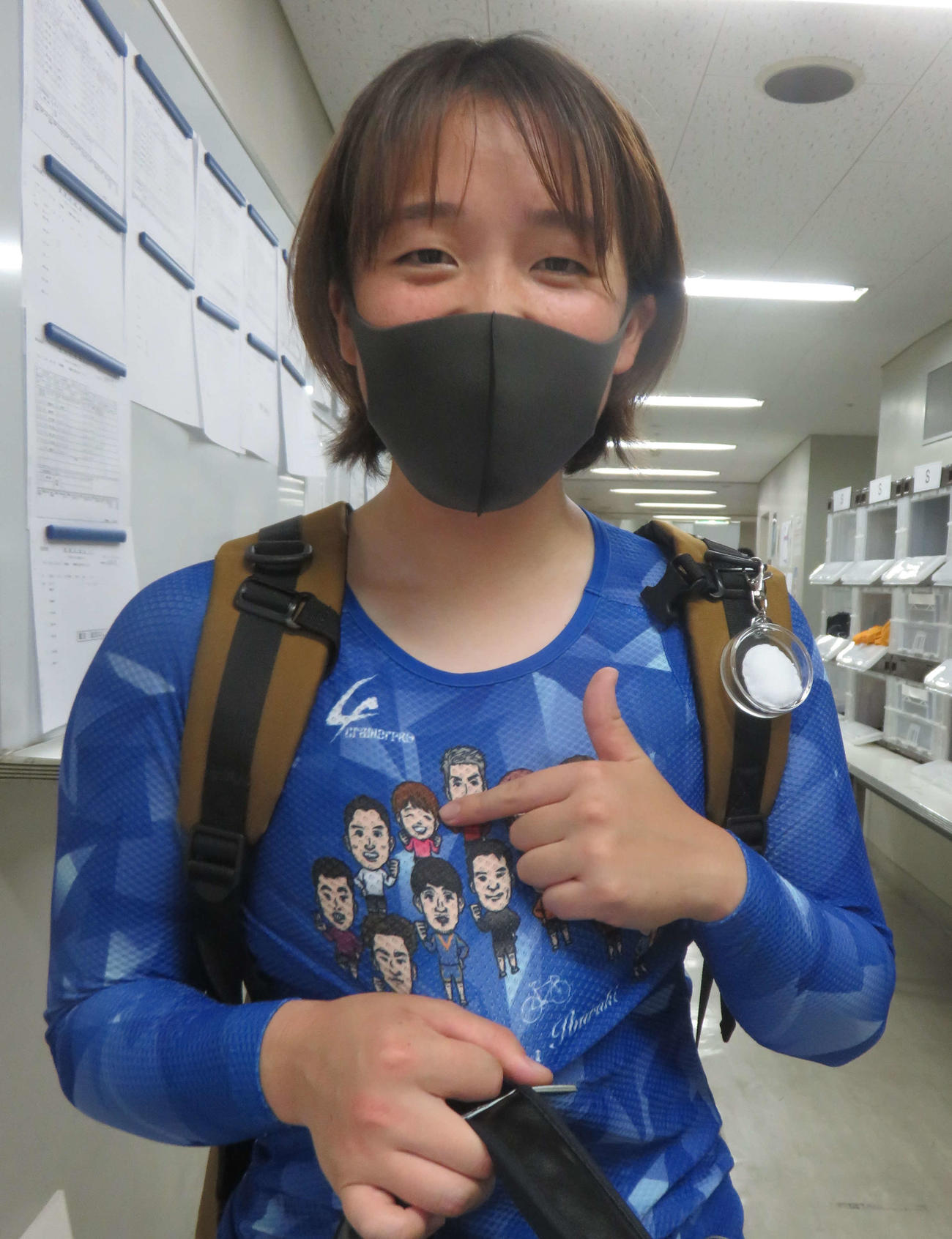 茨城の若手でつくったインナーの自分のイラストを指さす戸田瑞姫（撮影・栗田文人）