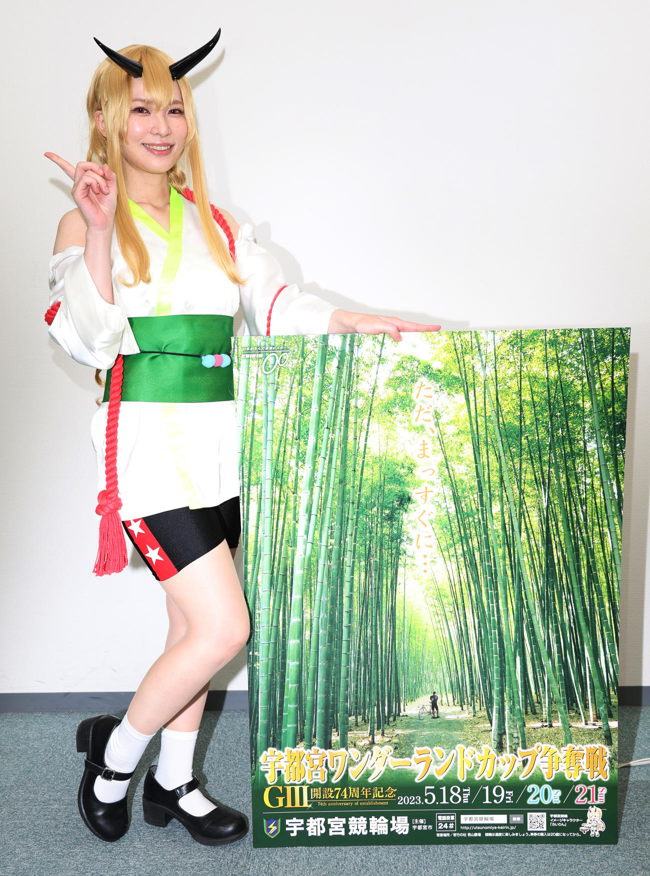 宇都宮競輪G3・開設74周年記念・ワンダーランドカップのPRに訪れた公式コスプレイヤーらいりんガールのれん（撮影・中島郁夫）