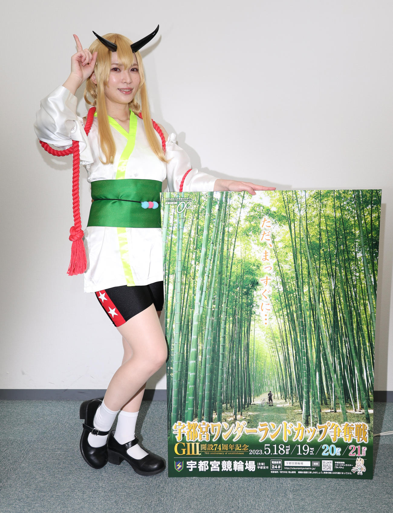 宇都宮競輪G3・開設74周年記念・ワンダーランドカップのPRに訪れた公式コスプレイヤーらいりんガールのれん（撮影・中島郁夫）