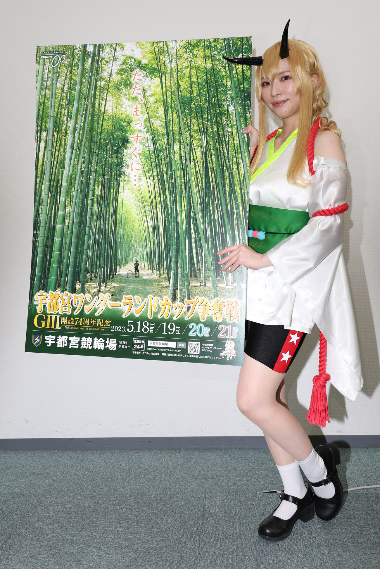 宇都宮競輪G3・開設74周年記念・ワンダーランドカップのPRに訪れた公式コスプレイヤーらいりんガールのれん（撮影・中島郁夫）