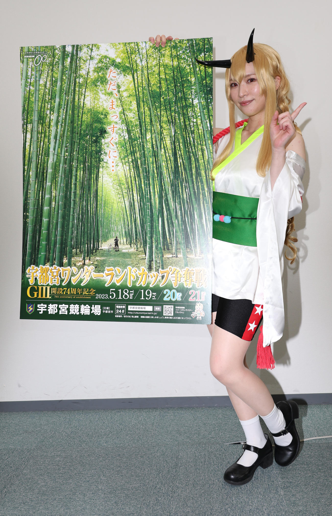 宇都宮競輪G3・開設74周年記念・ワンダーランドカップのPRに訪れた公式コスプレイヤーらいりんガールのれん（撮影・中島郁夫）