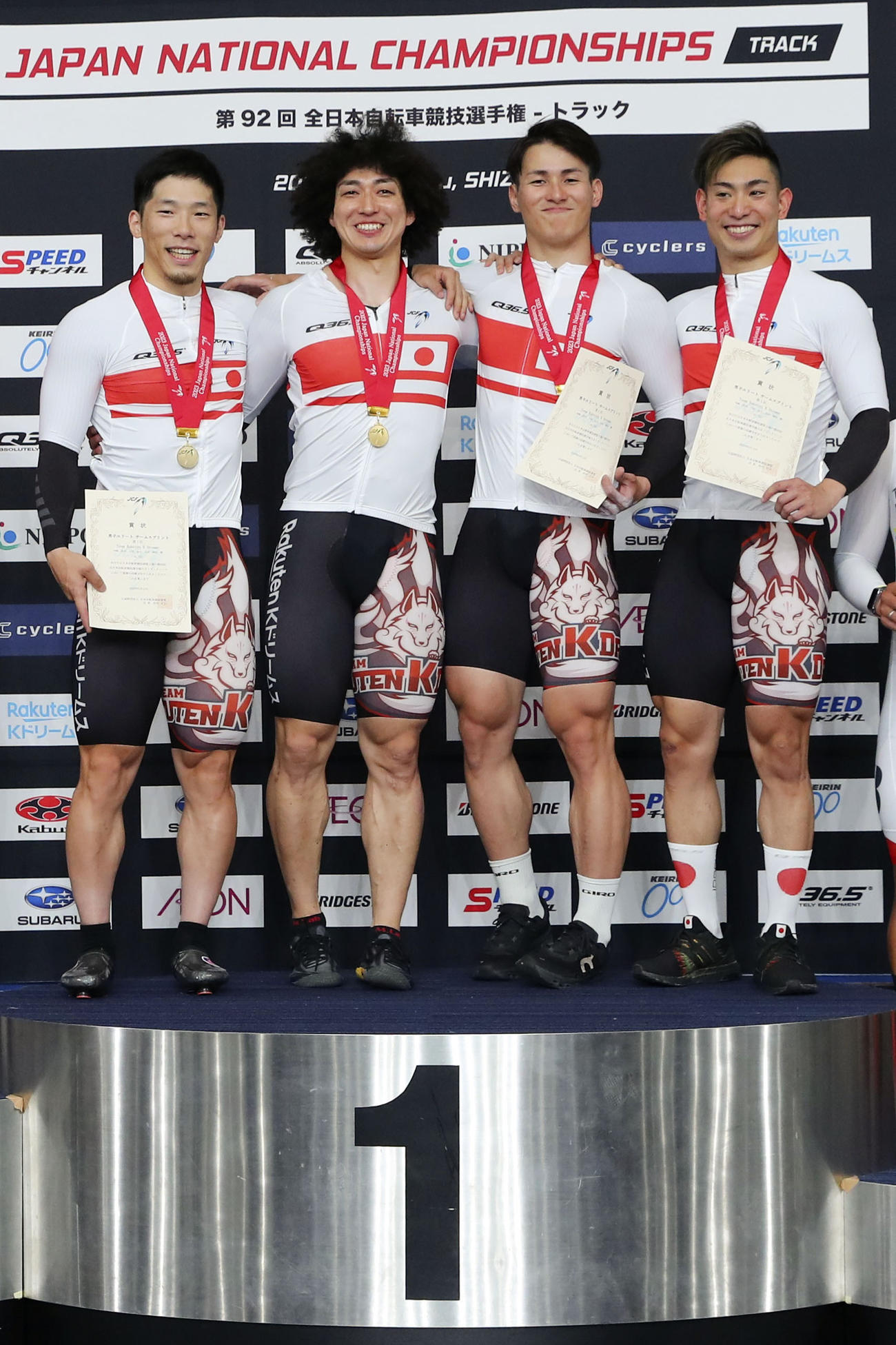 男子チームスプリントの表彰式でポーズをとる、優勝した楽天Kドリームスの選手ら（共同）