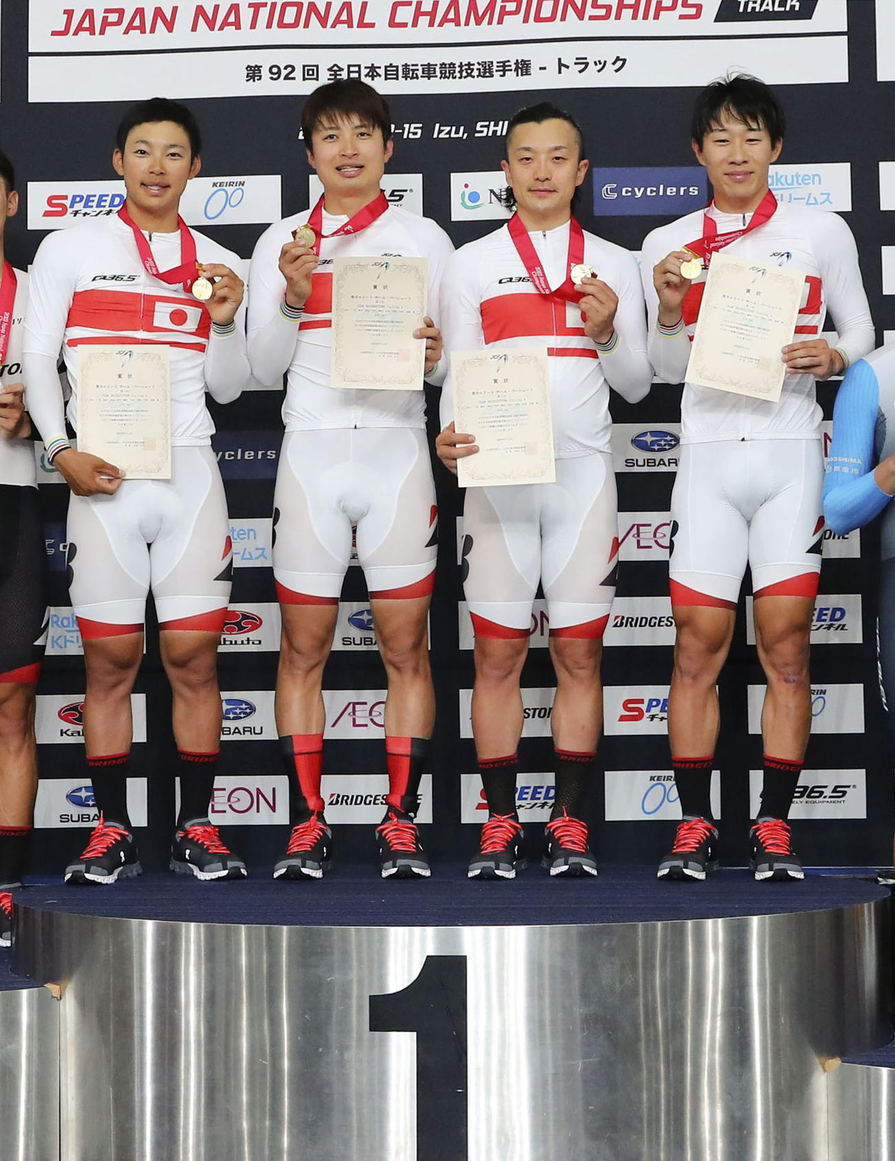 男子4000メートル 団体追い抜きを日本新で制し、笑顔のブリヂストン選手ら（共同）