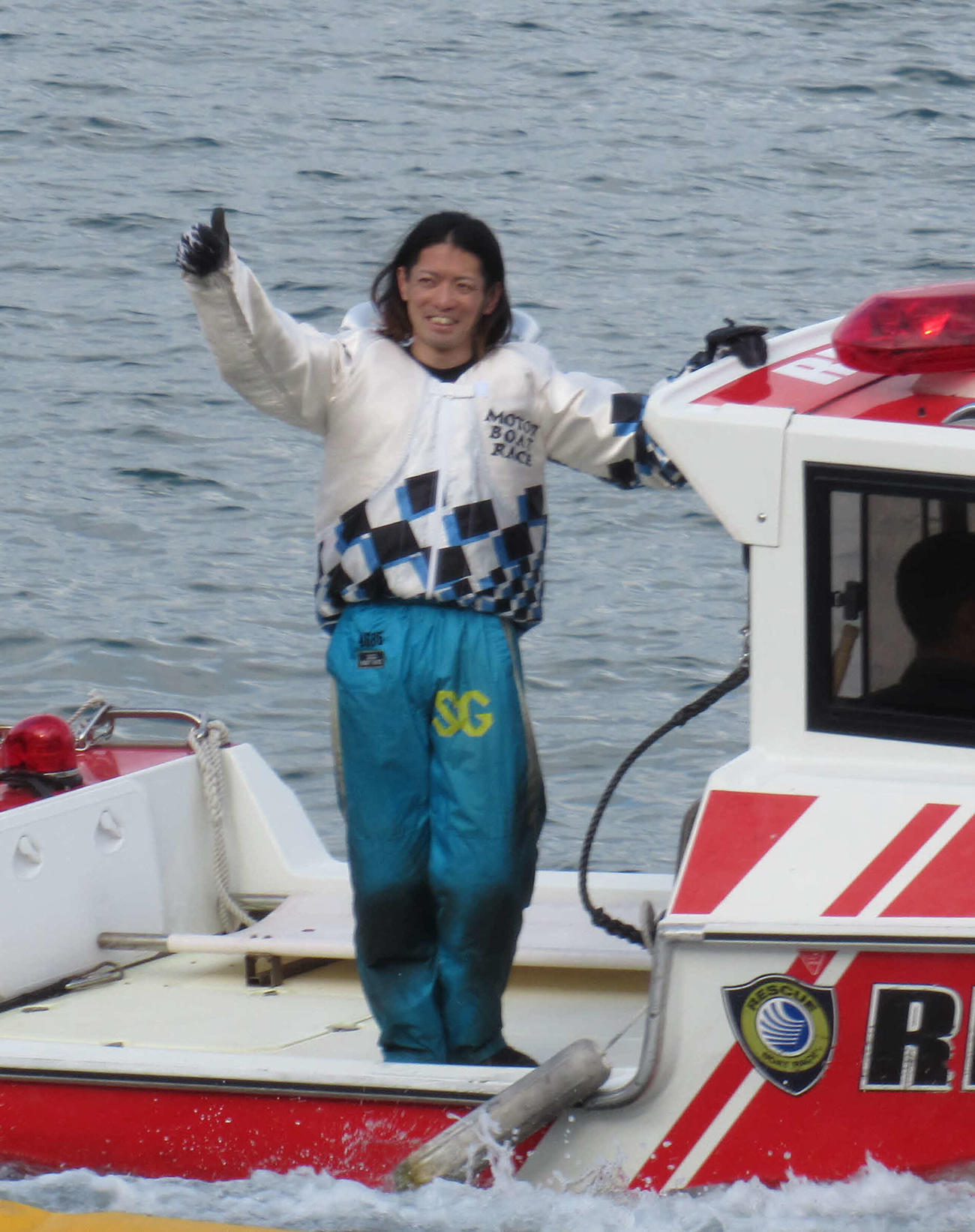 島村隆幸は応援してくれたファンにサムアップ（撮影・高田和典）