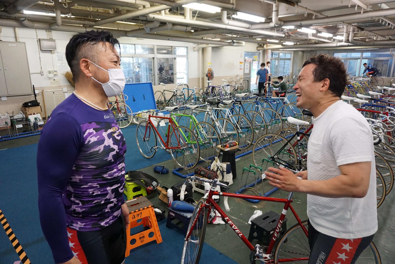 落車した岡部芳幸（左）が失格の菅原裕太を気遣うシーンが見られた