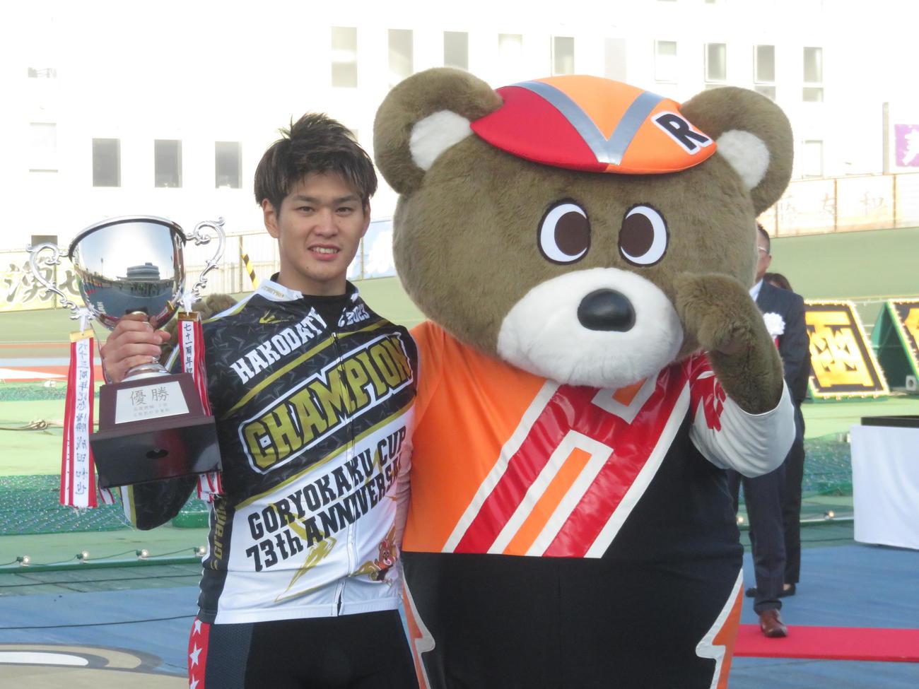 バンク新で2度目のG3優勝を決めた嘉永泰斗（左）は、りんりんに祝福される