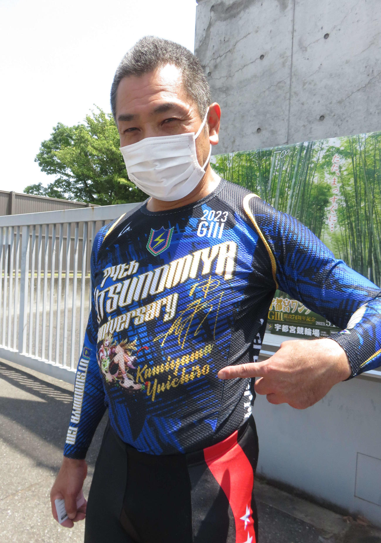 抱負を話す紫原政文。指先には、親交が厚い神山雄一郎の名とサインが描かれている（撮影・野島成浩）