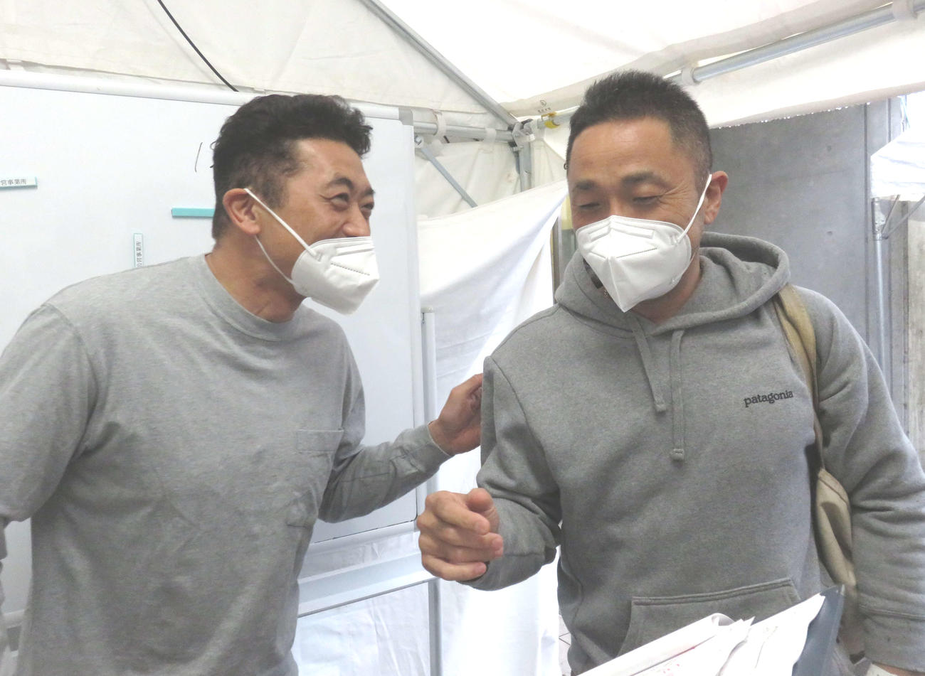 神山雄一郎（左）は飯嶋則之と3日目4Rの番組をのぞき込む
