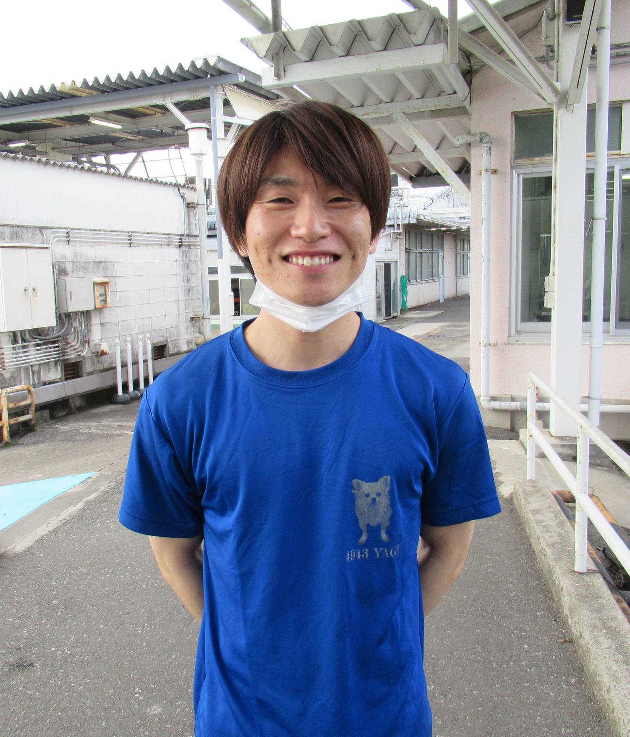 八木治樹の胸と背中には溺愛するチワワの“はな”ちゃんがプリントされている