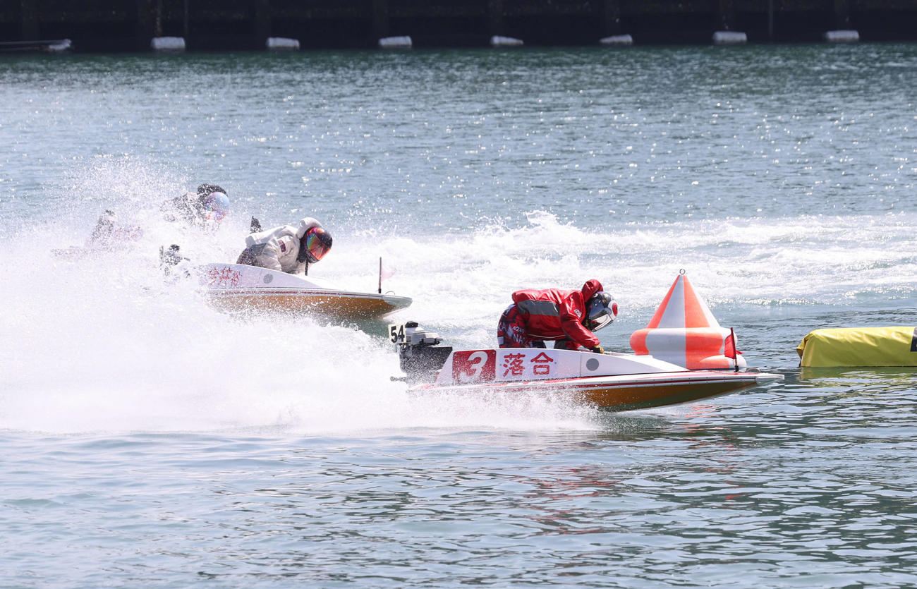 G3徳山オールレディース5日目　G3徳山オールレディース5日目　準優12R2周2マーク　1着3番落合直子4289、2着1番今井裕梨4240、3着2番大瀧明日香3999（撮影・加藤孝規）