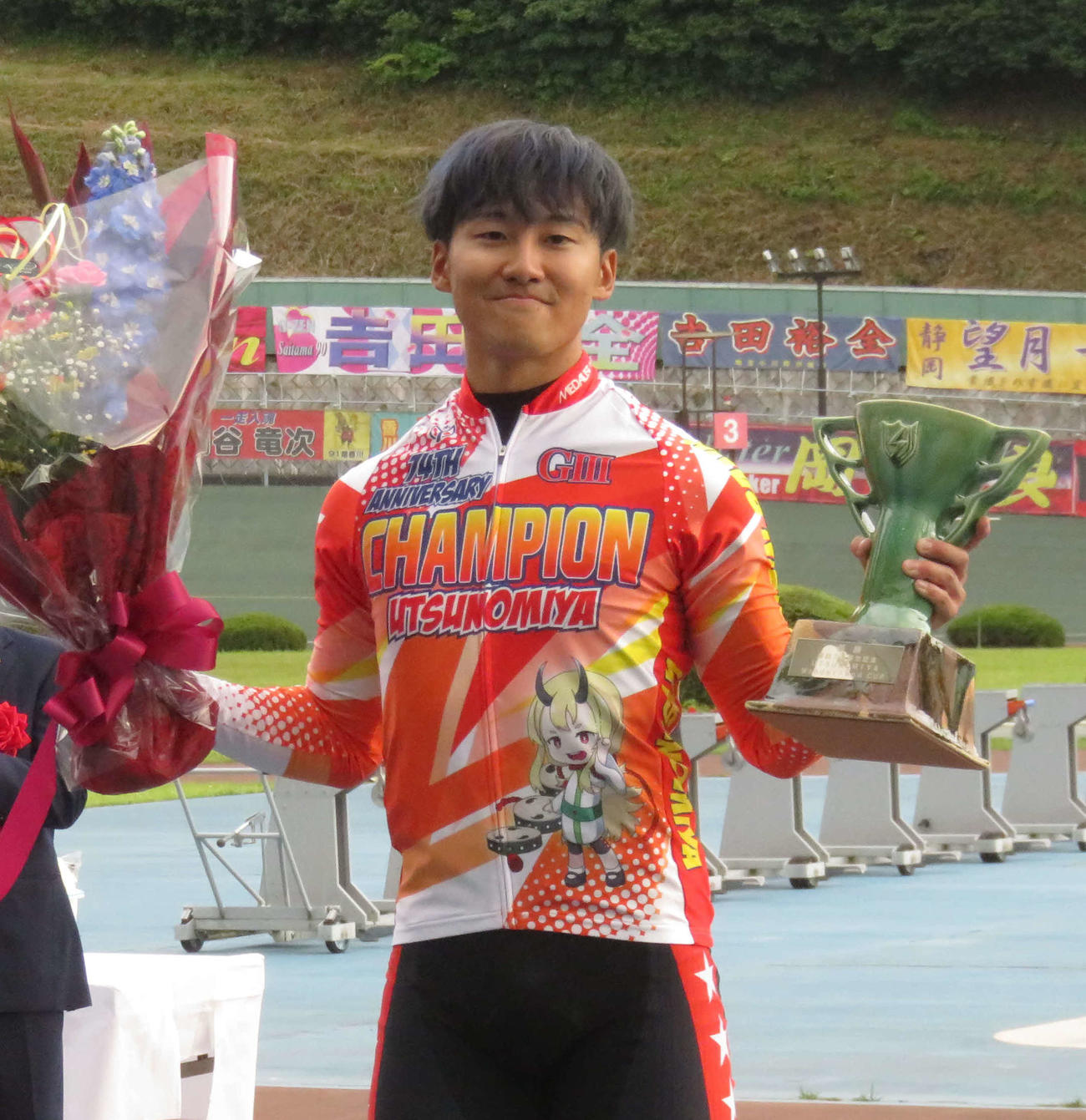 地元G3初制覇を飾り優勝カップと花束を手に笑顔を見せる真杉匠