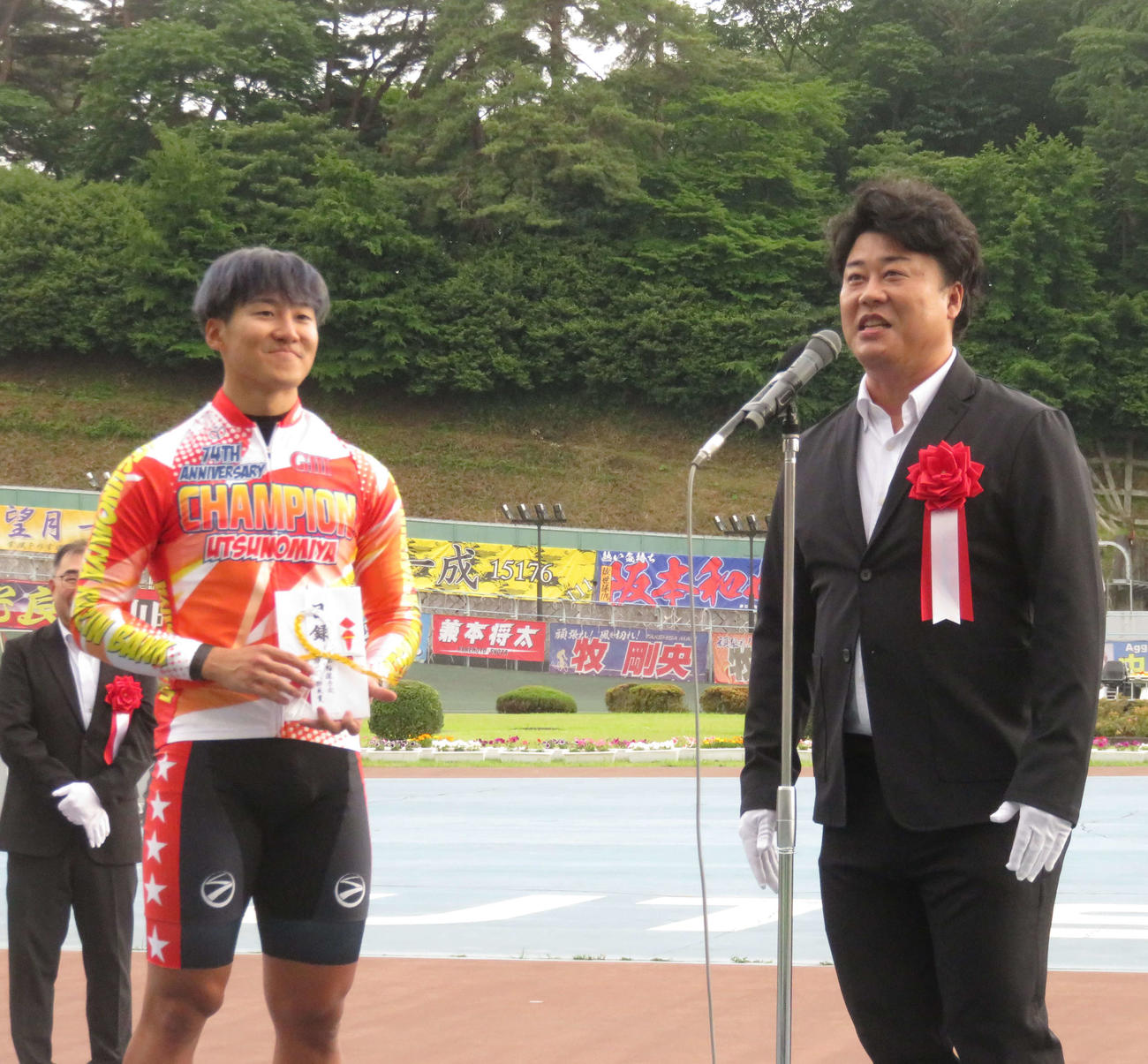 宇都宮競輪　真杉匠（左）が栃木支部長の山口貴弘から祝福される（撮影・野島成浩）