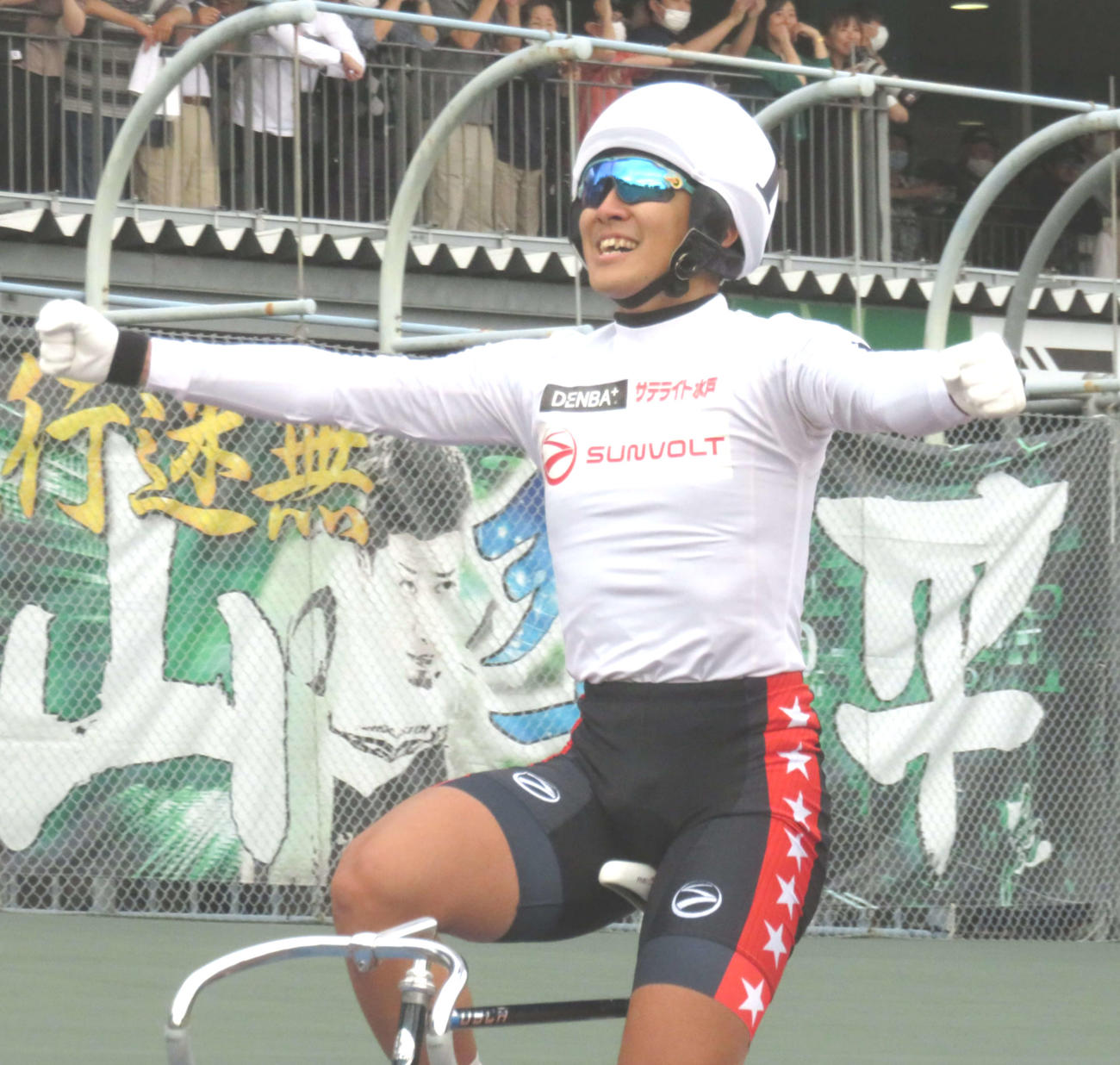 地元G3初制覇を飾り、ゴール後に歓喜する真杉匠（撮影・野島成浩）