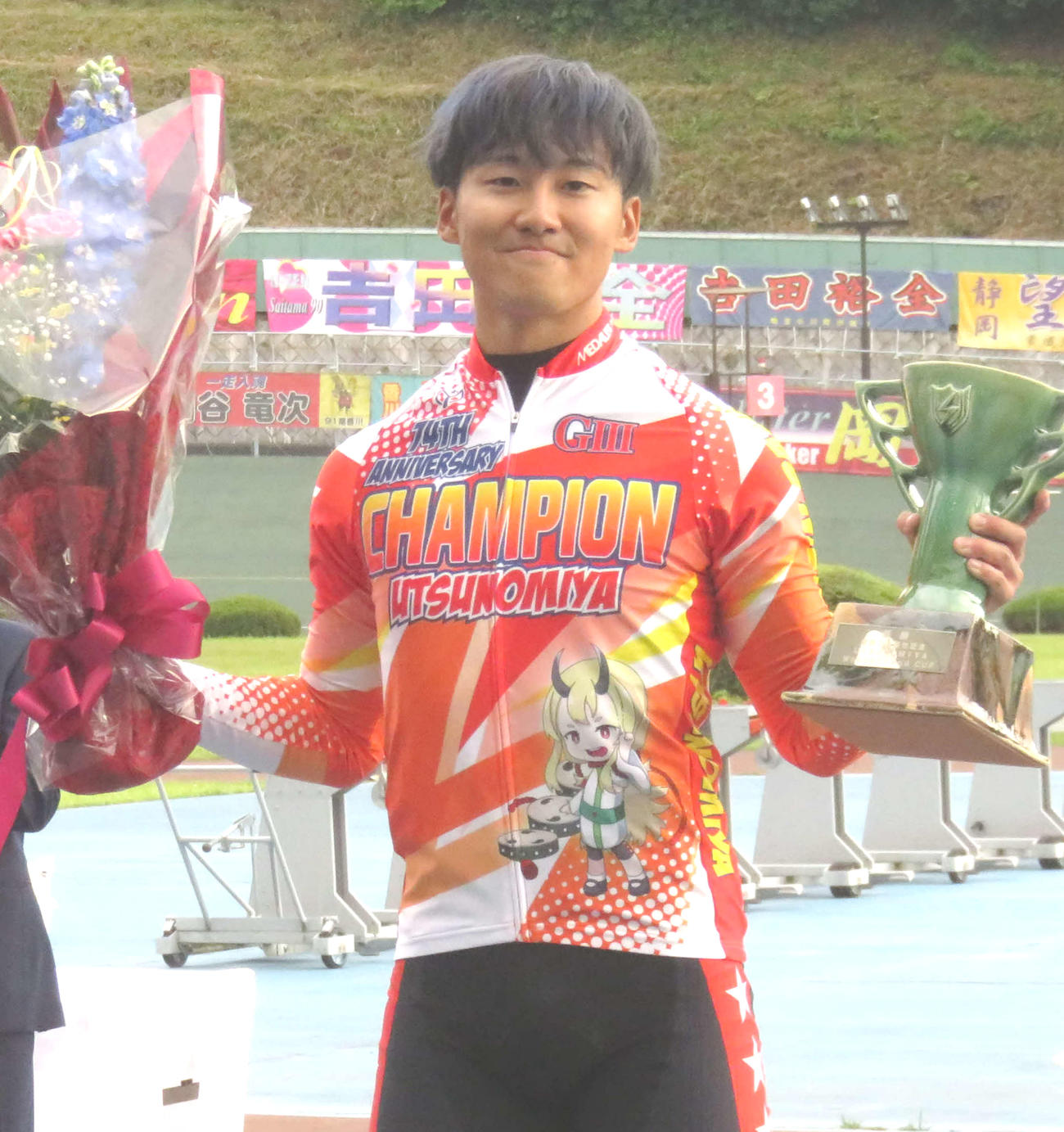 地元G3初制覇を飾り、優勝カップと花束を手に笑顔を見せる真杉匠（撮影・野島成浩）