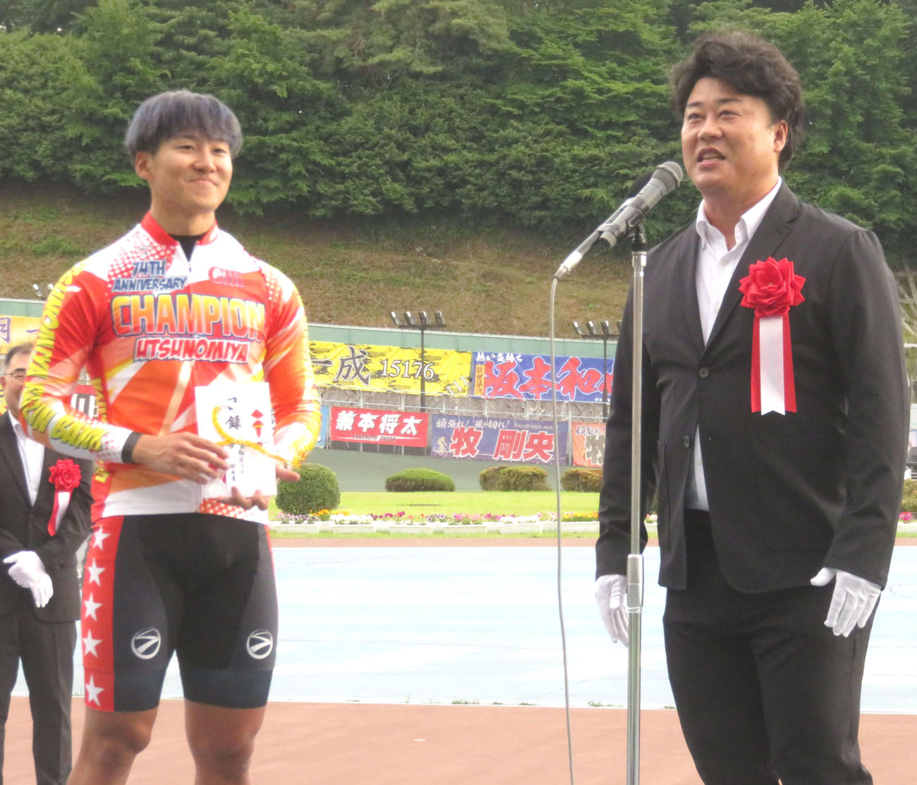 地元G3初制覇を飾った真杉匠（左）は選手会の栃木支部長・山口貴弘から祝福される（撮影・野島成浩）