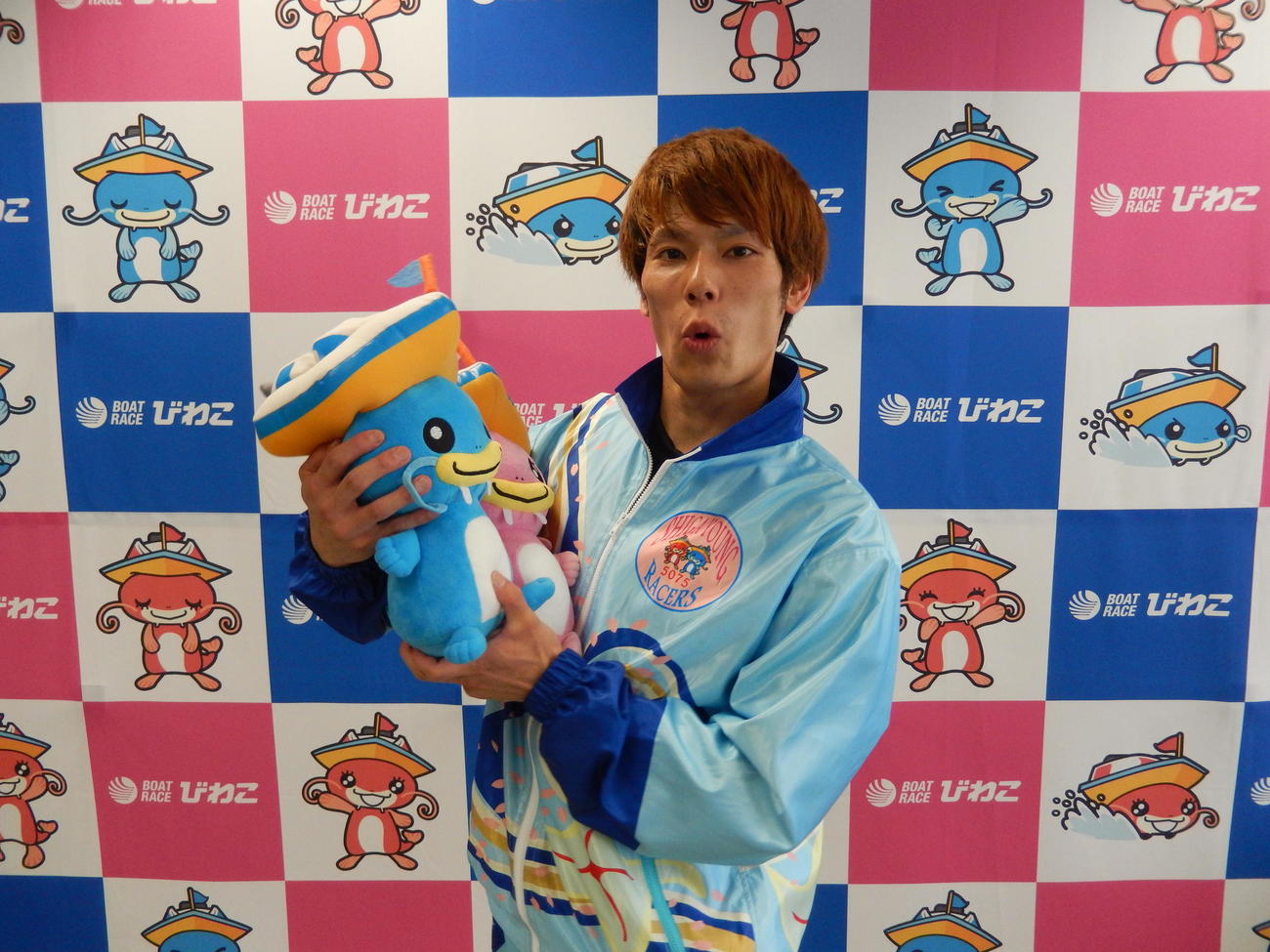 デビュー初Vの中島秀治が、びわこのマスコット・ビナちゃんとビーナスちゃんに優勝を報告？　した