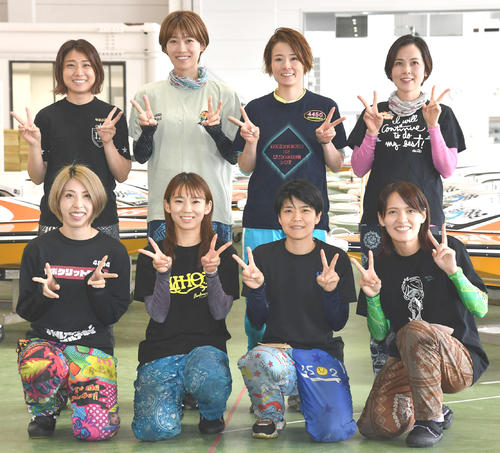 オールスターに出場する女子レーサー。後列左から中村桃佳、倉持莉々、平高奈菜、平山智加、前列左から高田ひかる、守屋美穂、遠藤エミ、渡辺優美（撮影・岩下翔太）