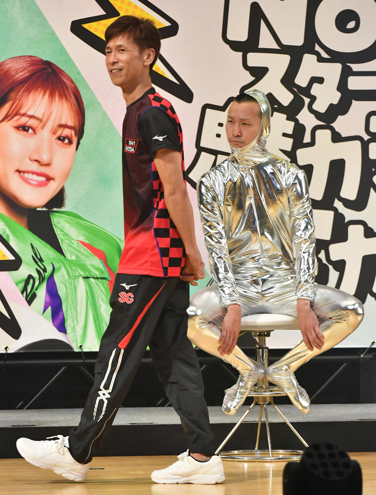 ドリーム戦出場選手紹介で池田浩二（左）から「縁切り」宣言された西山貴浩は鋭い眼光を放つ（撮影・岩下翔太）