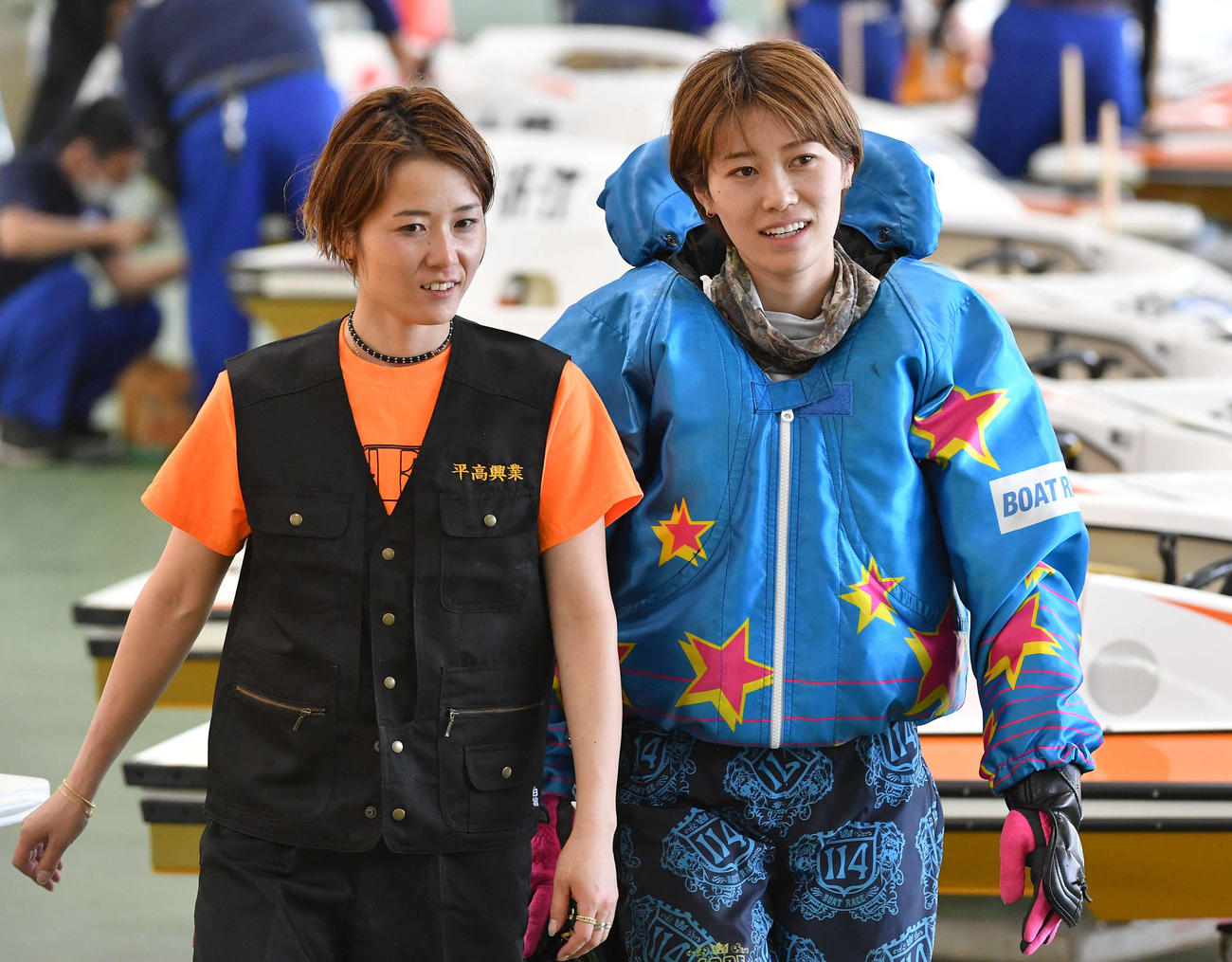 平高奈菜（左）と話しながら引き揚げる倉持莉々
