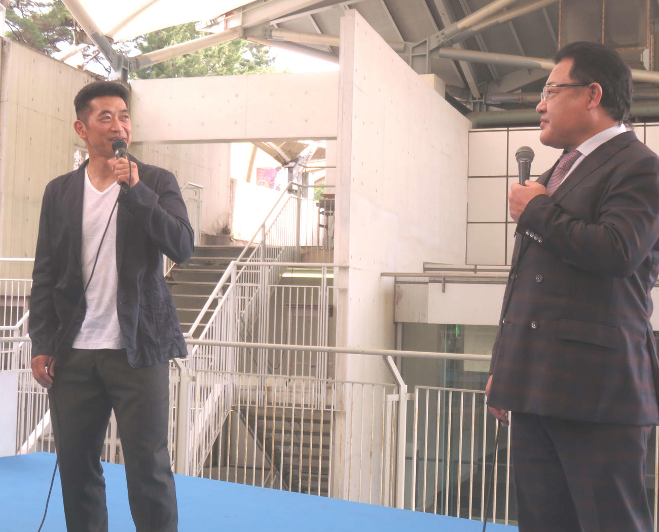 トークショーを行った神山雄一郎（左）と、かつての盟友で評論家の後閑信一氏（撮影・栗田文人）