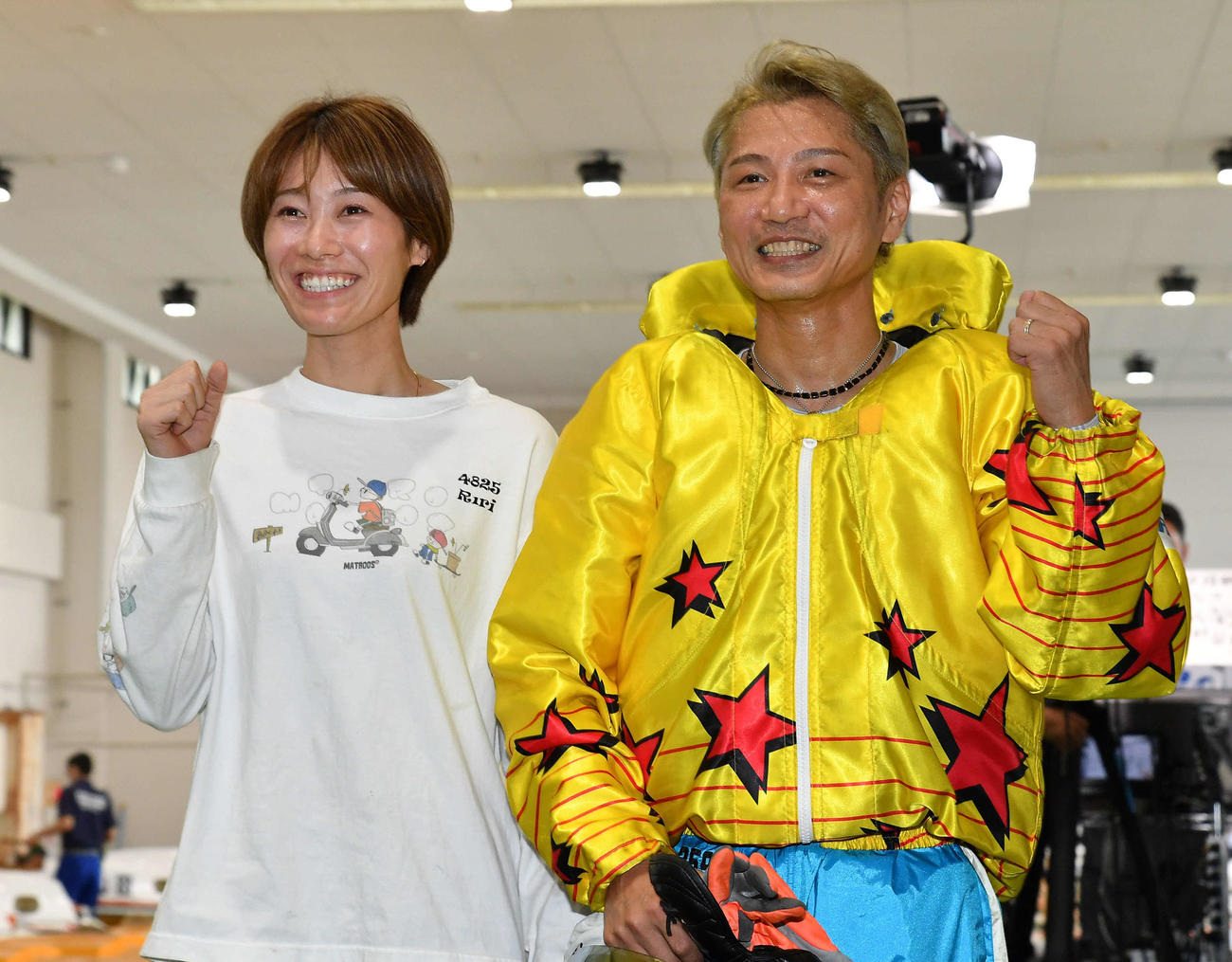 1着で優出を決めた浜野谷憲吾（右）は、同じく東京支部で優出した倉持莉々と笑顔でガッツポーズ（撮影・岩下翔太）