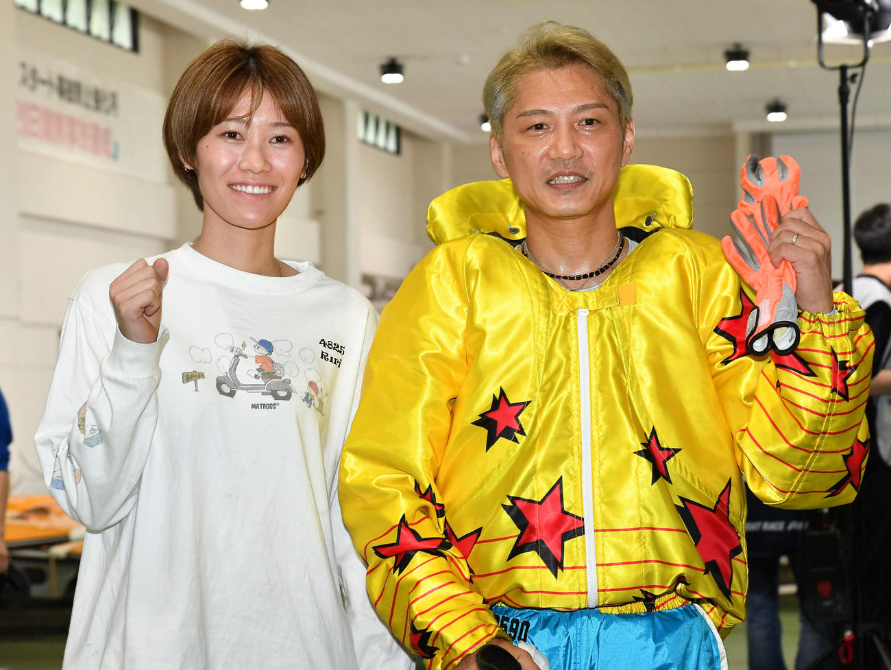 倉持莉々（左）は、同じ東京支部で準優1着だった浜野谷憲吾と笑顔でガッツポーズ（撮影・岩下翔太）