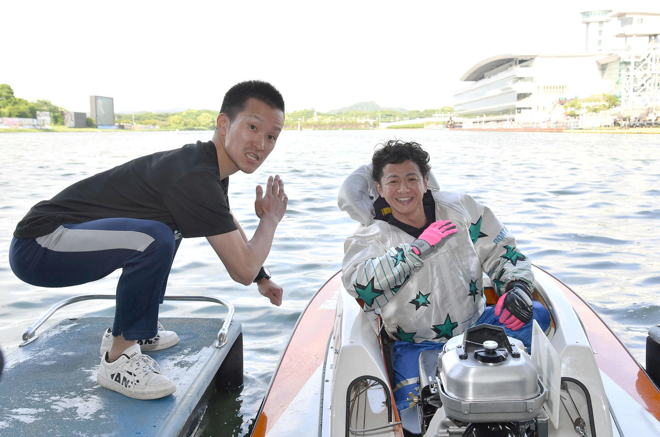 SGボートレースオールスター最終日　優勝した4168石野貴之（右）は、ポンコツ会のメンバーの4371西山貴浩と「アイーン」のポーズを決める（撮影・岩下翔太）