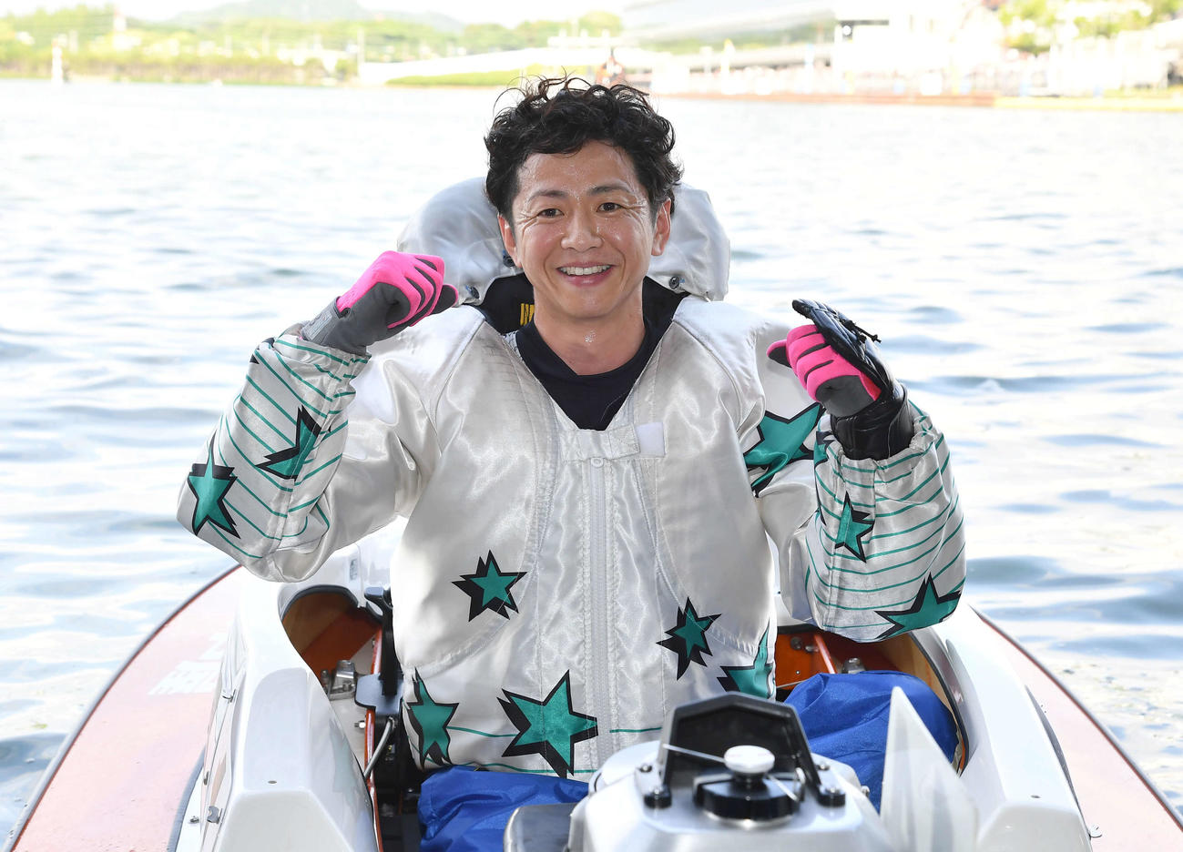 SGボートレースオールスター最終日　優勝した4168石野貴之は笑顔でガッツポーズする（撮影・岩下翔太）