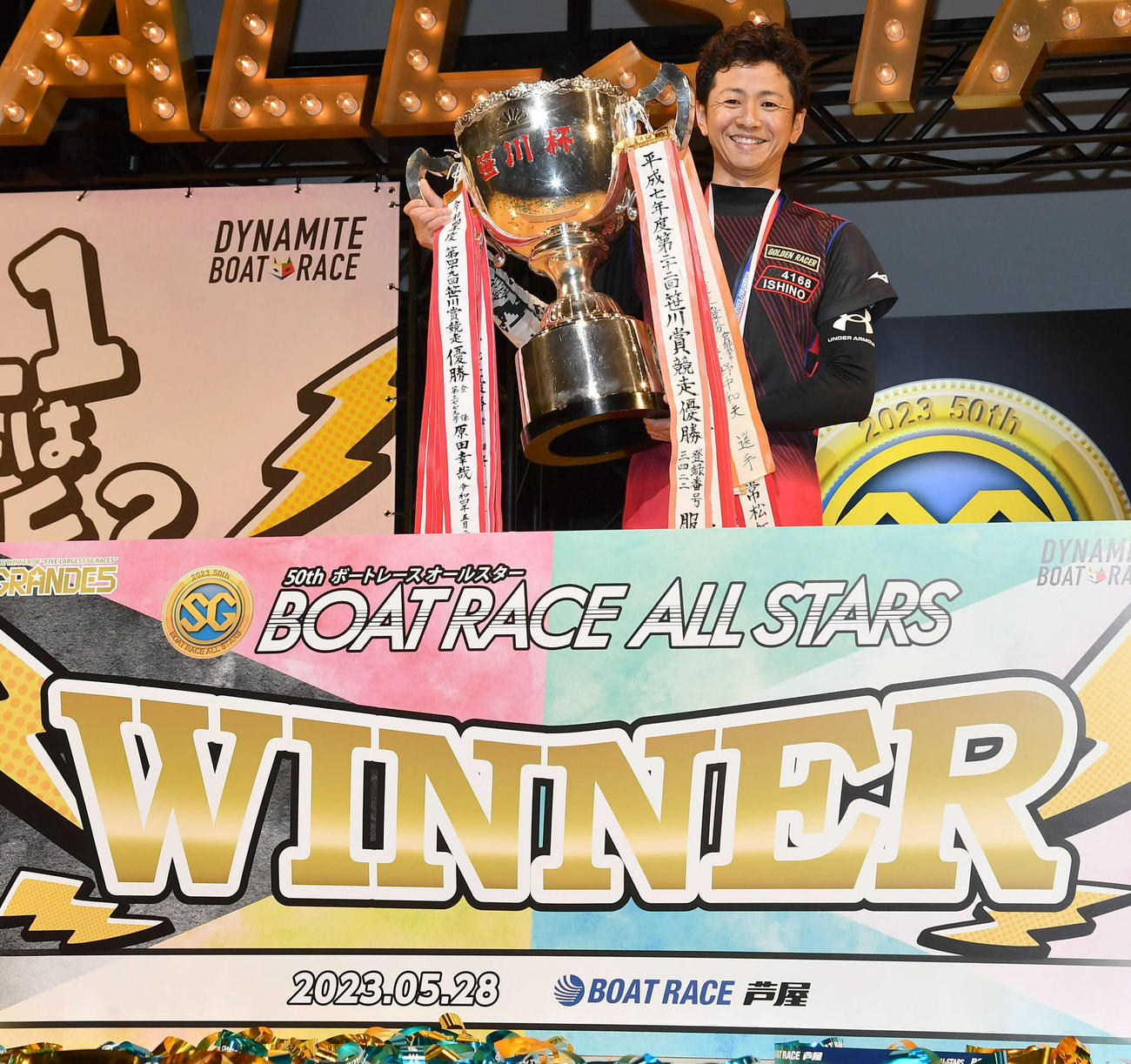 表彰式で優勝カップを掲げる石野貴之（撮影・岩下翔太）