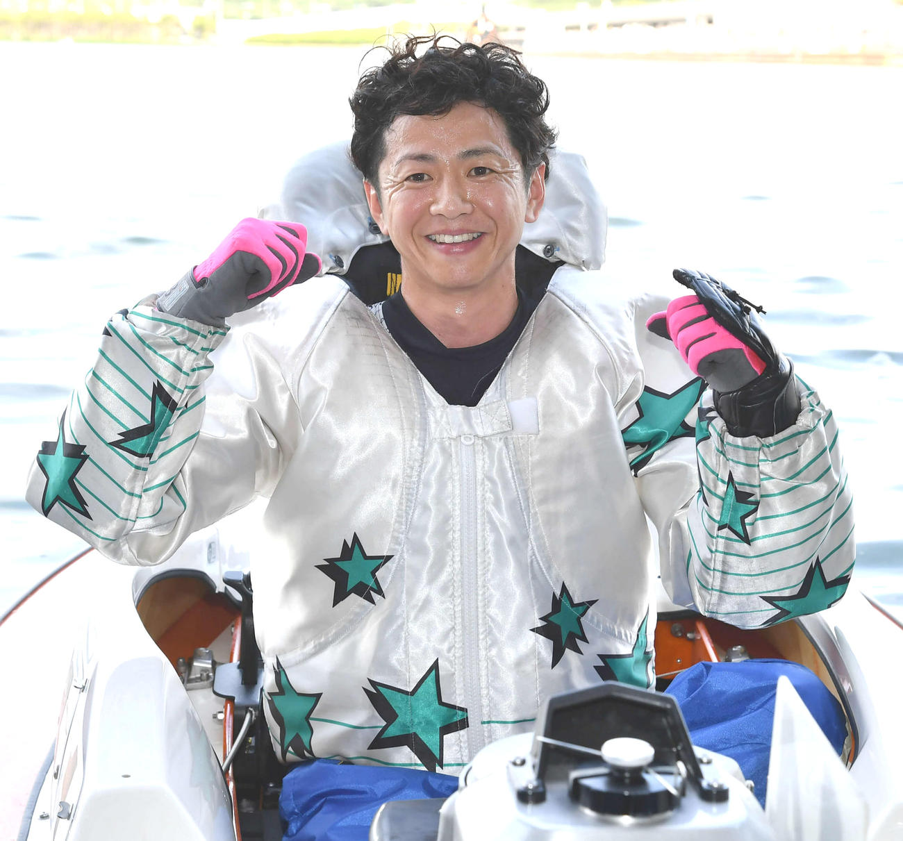 優勝した石野貴之は笑顔でガッツポーズ（撮影・岩下翔太）