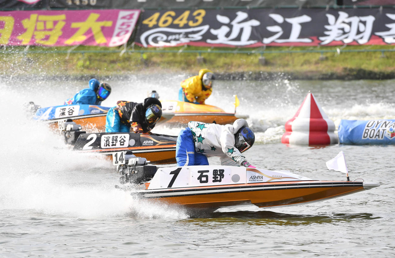 優勝戦1周2Mを先頭で旋回する1号艇・石野貴之（撮影・岩下翔太）