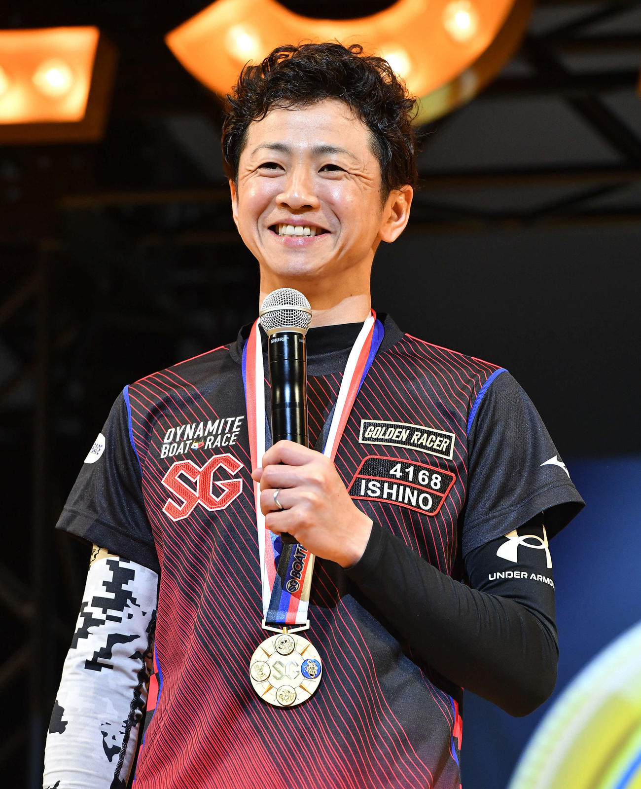 表彰式のインタビューで笑顔を見せる石野貴之（撮影・岩下翔太）