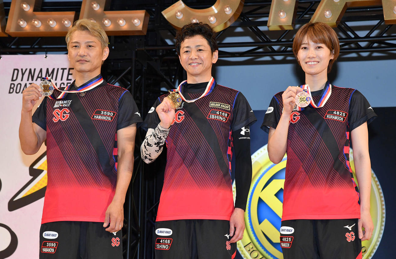 優勝戦1着の石野貴之（中央）2着の浜野谷憲吾（左）3着の倉持莉々は金、銀、銅メダルを掲げる（撮影・岩下翔太）