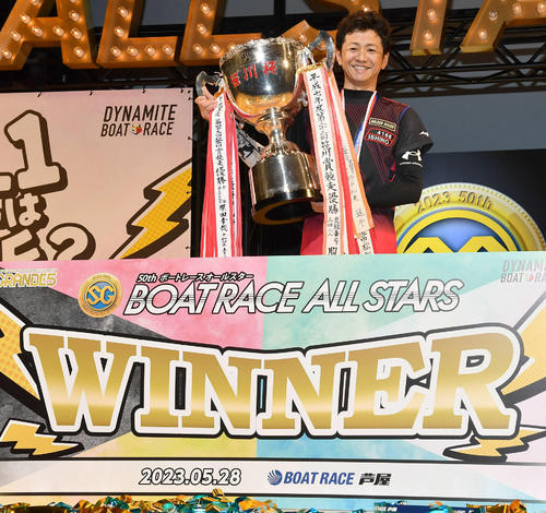 表彰式で優勝カップを掲げる石野貴之(撮影・岩下翔太)