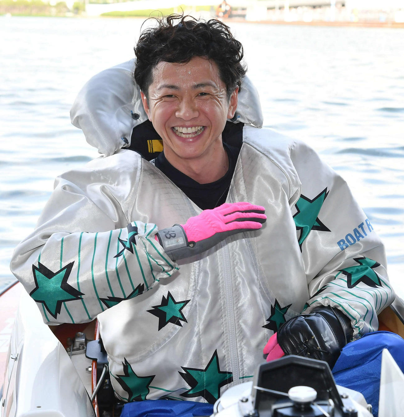 「アイーン」のポーズで優勝の喜びを表す石野貴之（撮影・岩下翔太）