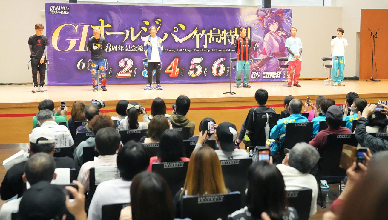 G1オールジャパン竹島特別「第1日」オープニングセレモニーに登壇した12Rドリーム戦出場メンバー（壇上左から）池田浩二、浜野谷憲吾、峰竜太、茅原悠紀、磯部誠、篠崎元志（撮影・森本幸一）
