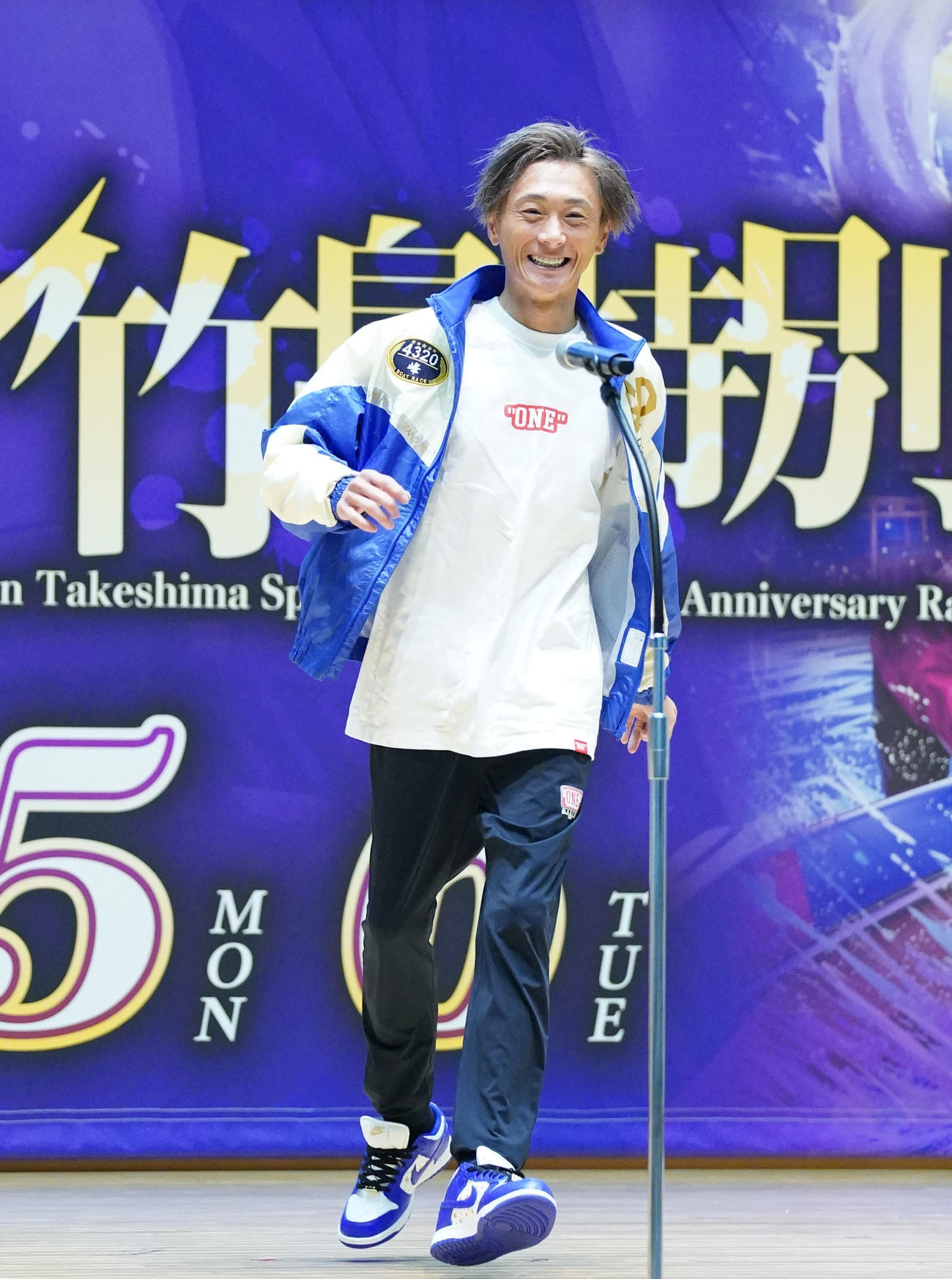 G1オールジャパン竹島特別「第1日」オープニングセレモニーに登壇しファンにあいさつする峰竜太（撮影・森本幸一）