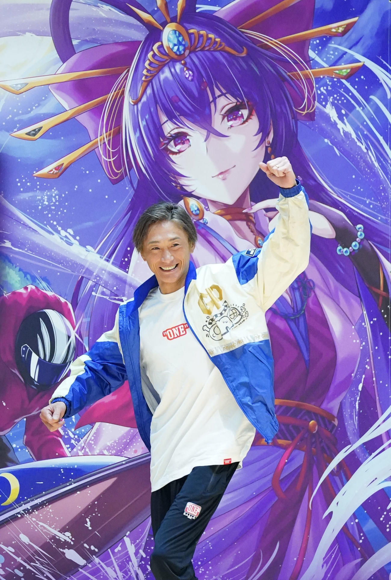 G1オールジャパン竹島特別「第1日」オープニングセレモニーに登壇しファンにあいさつする峰竜太（撮影・森本幸一）