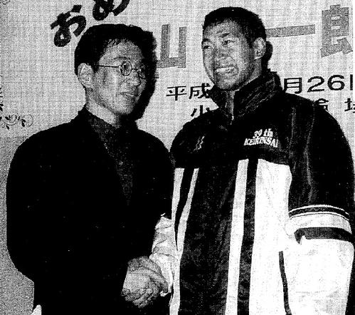 1997年11月26日、競輪祭Vとともに競輪界初の年間賞金2億円を達成した神山雄一郎（右）は、レースを実況した古舘伊知郎アナと握手（紙面から）