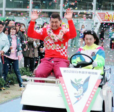 1999年3月30日、静岡ダービーでグランドスラムを達成し、ファンに祝福される神山雄一郎