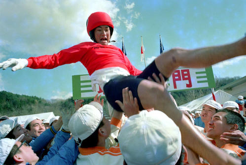 1988年3月9日、競輪学校の卒業記念レースで優勝し、胴上げされる神山雄一郎