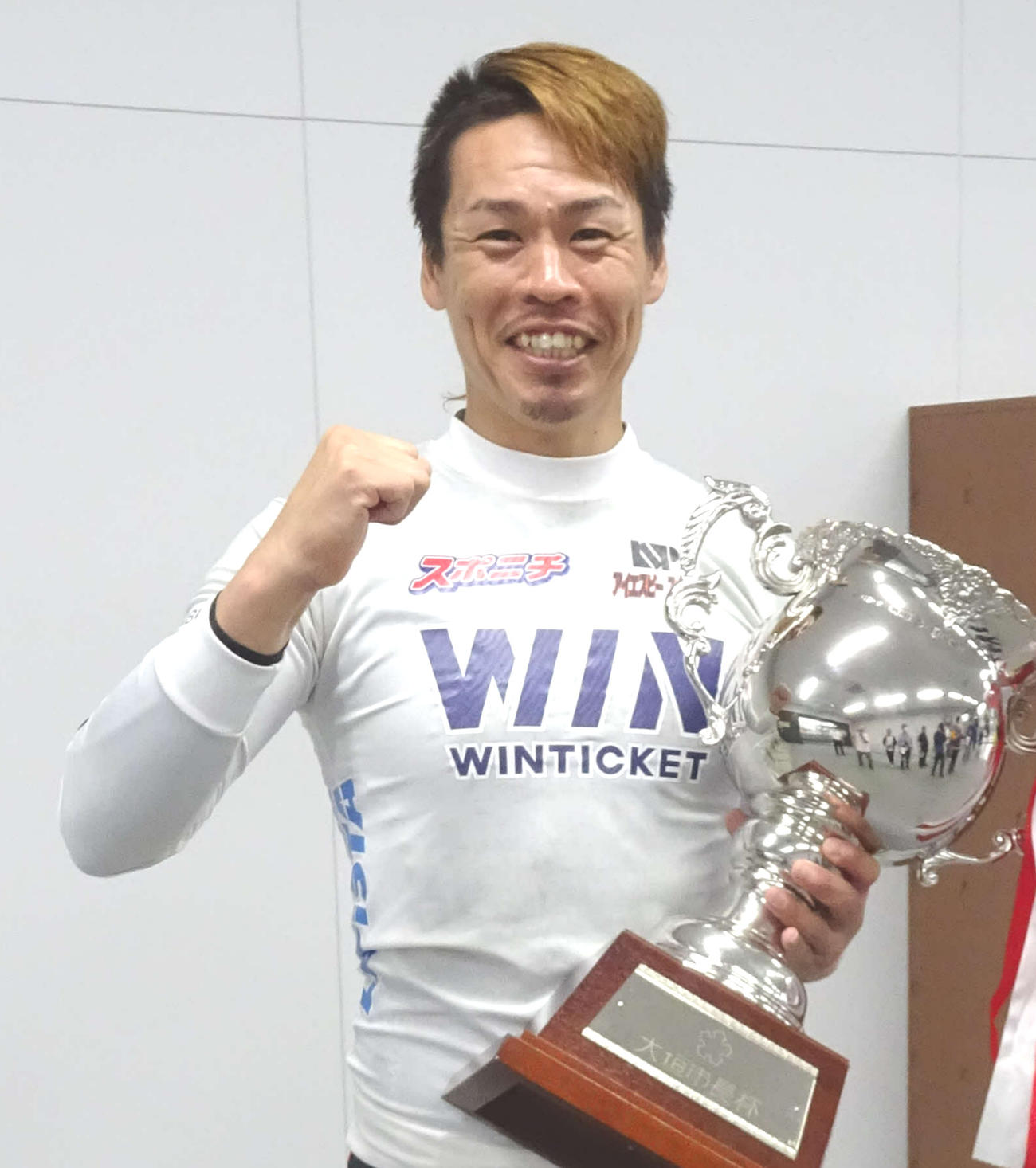 中団まくりで優勝し喜色満面の浅井康太