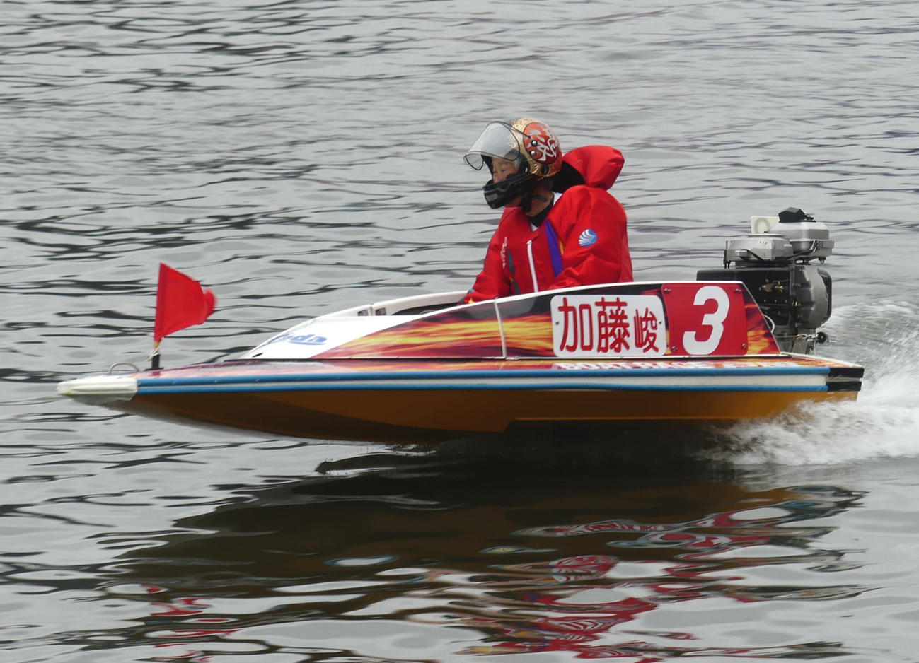 新デザインのボートで、デモンストレーション走行を行った加藤峻二さん