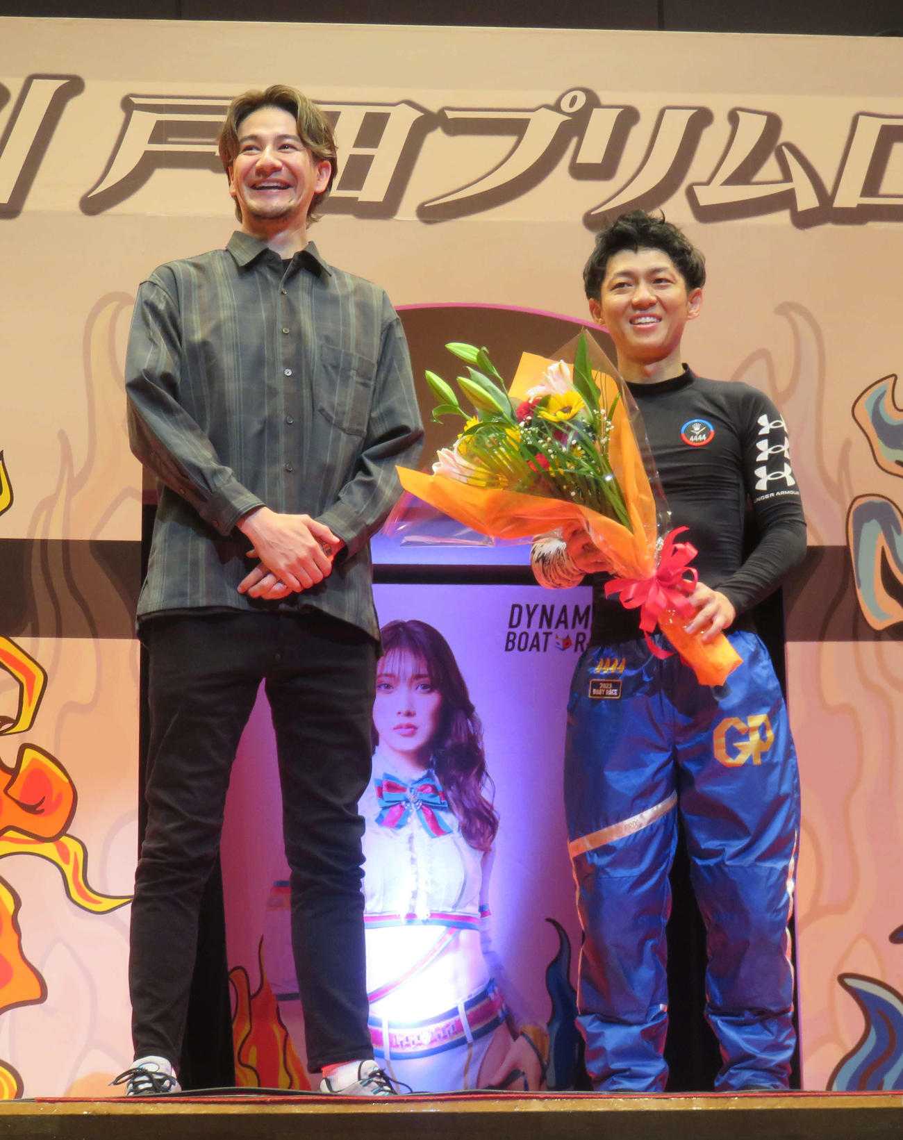 優勝した桐生順平（右）はタレントのジョイに花束を贈呈される