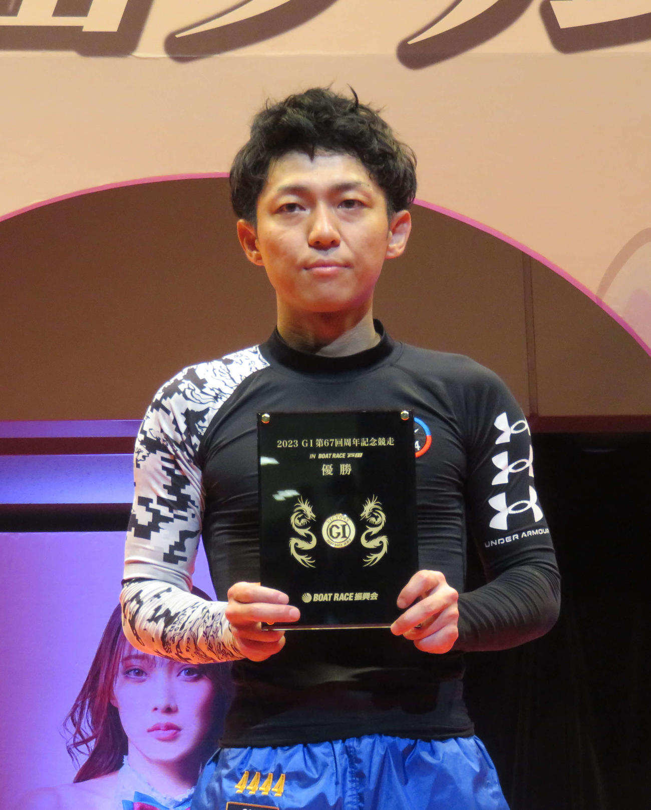 大会3度目の優勝を飾り、優勝盾を受け取った桐生順平